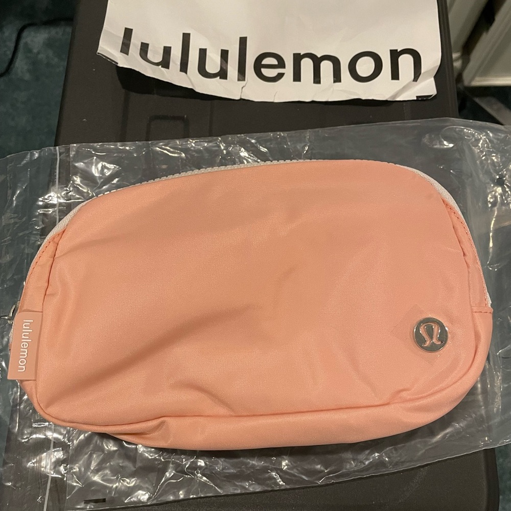 Lululemon everywhere belt bag